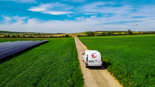 Transporter auf Feldweg zwischen Solarpark und Feldern
